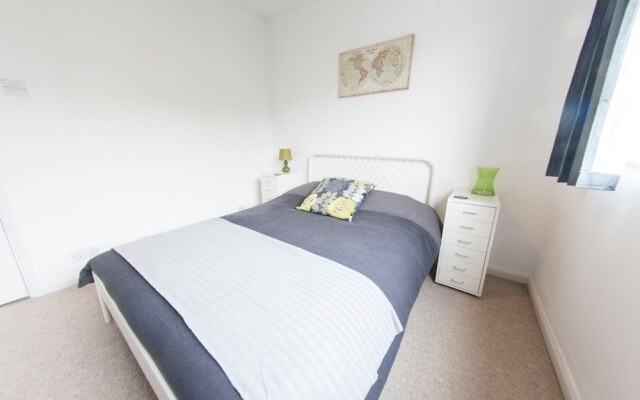 Отель Bright & Airy 2-bedroom Flat for 6 in Blackheath комната для гостей