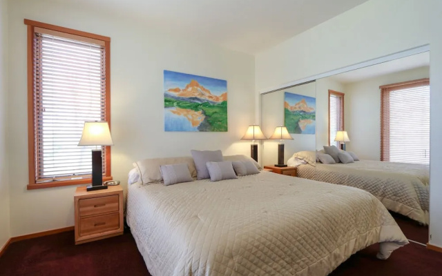 Snowcreek V 999 Mammoth Mountain Views, Private Washer Dryer, Pet-Friendly by RedAwning