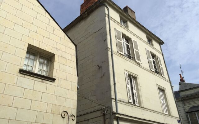 Апартаменты Apartment in heart of historic Saumur Сомюр вид на фасад