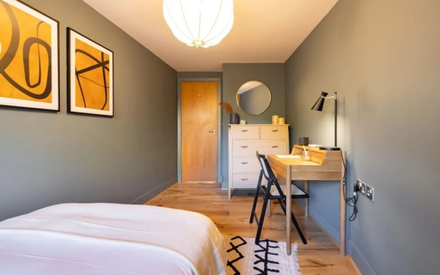 The Crystal Quarters - Modern Bright 2bdr Apartment
