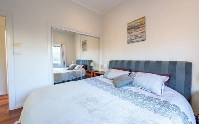 Gorgeous family retreat next to the CBD