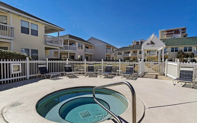 SPC 9136 - Ground Floor 2 BR short walk to beach right by pool by RedAwning
