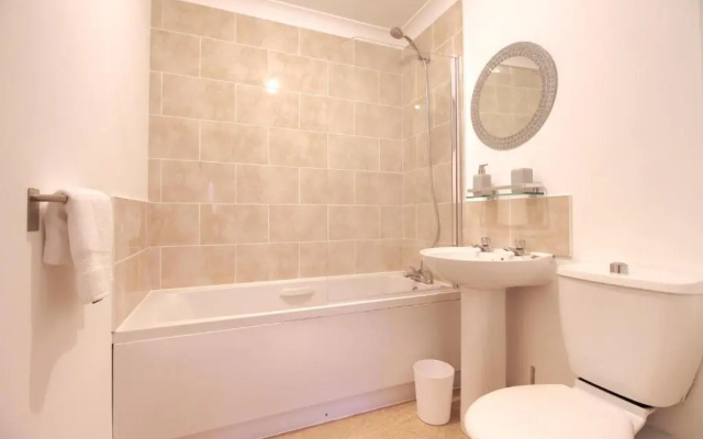 Central, Stylish 2-bed Apartment, with allocated parking
