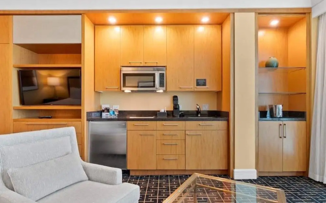 Stylish Renovated Studio at Trump Tower 2804