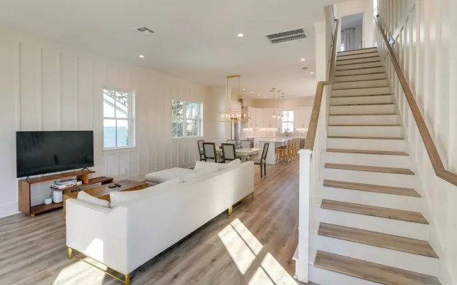 1 Mi to Ocean! Galveston Getaway w/ 2 Balconies