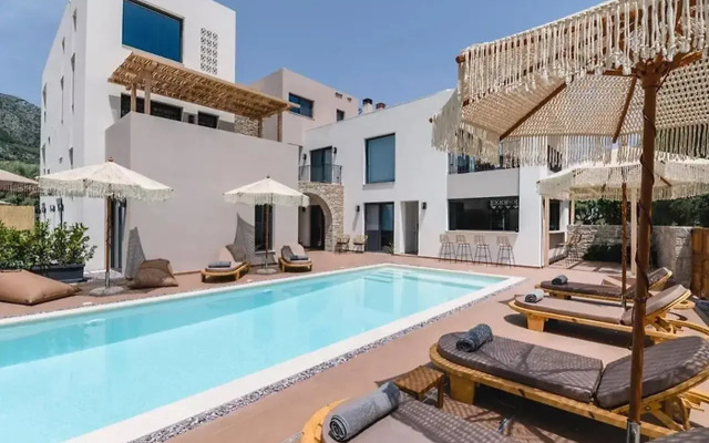13 Keys Suites