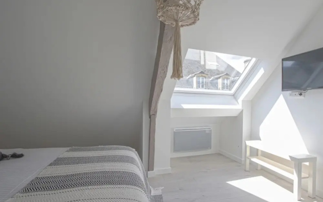 Comfy Apartment in Bayeux. Communal Terrace/livingroom and Kitchen