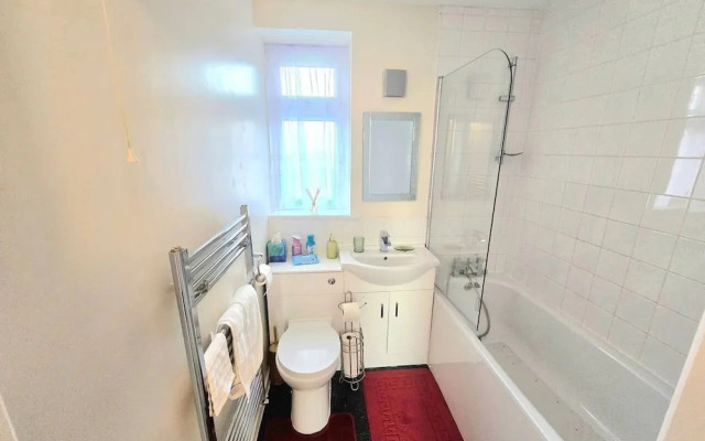 Hornchurch Cozy 2-bed Flat With Street Parking