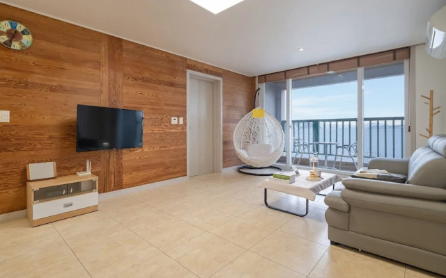 Geoje Beachwhite Pension