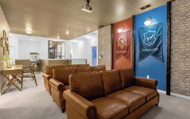 Upstay - Lively Mansion w Pool, Theater, Games