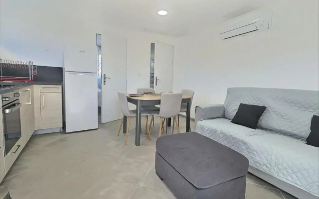 Agréable appartement climatisé à 25m de la plage