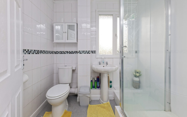 House Sleeps 14 With Enclosed Garden