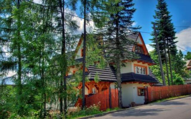Отель Apartamenty pod Słońcem Косцелиско вид на фасад