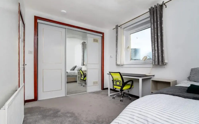 4 Bedroom House - Free Parking