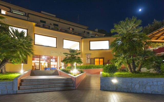 Hotel La Perla Del Golfo Проччио вид на фасад