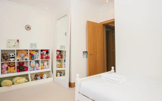 3 Bedroom House in Holland Park