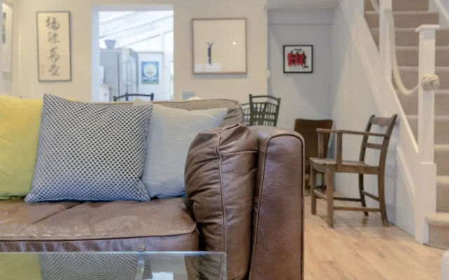 Stunning 2 Bedroom 2 Storey House in Battersea