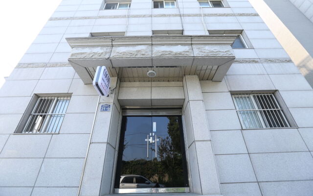 Отель Seoul Tower Family Guesthouse Сеул вид на фасад
