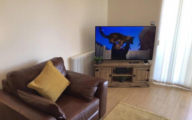 3-bed Apartment - Sleeps 6 - Parking, Wifi, Pets