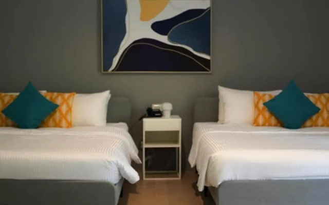 Emerald Manor Hotel