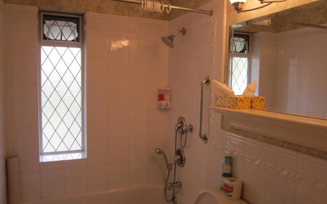 Heathergate Cottage and Suites