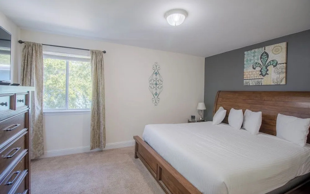 Oak Shores Condominiums
