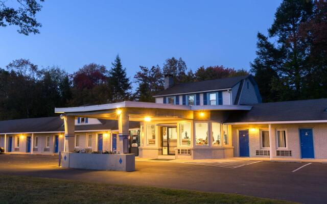 Knights Inn Poconos Bartonsville In Bartonsville United States Of