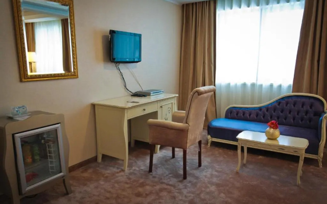 Hotel Roman by Dumbrava