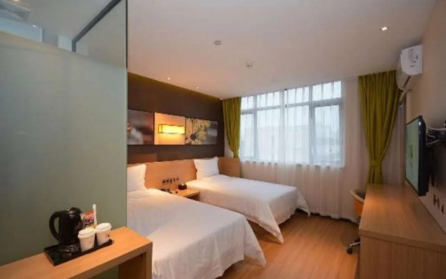 IU Hotel Zhengzhou Lvcheng Square Subway Station Branch