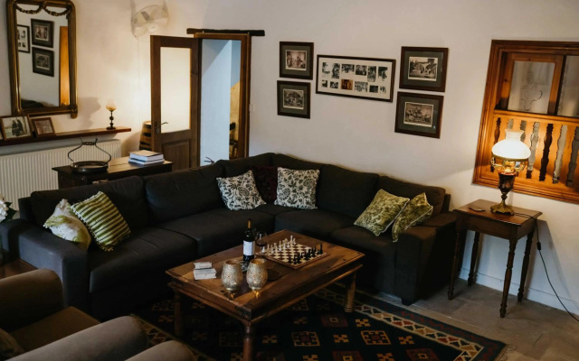 Apanemia Inn House