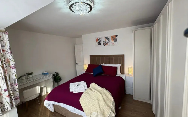 Modern and Spacious 3 Bed Retreat - Bracknell