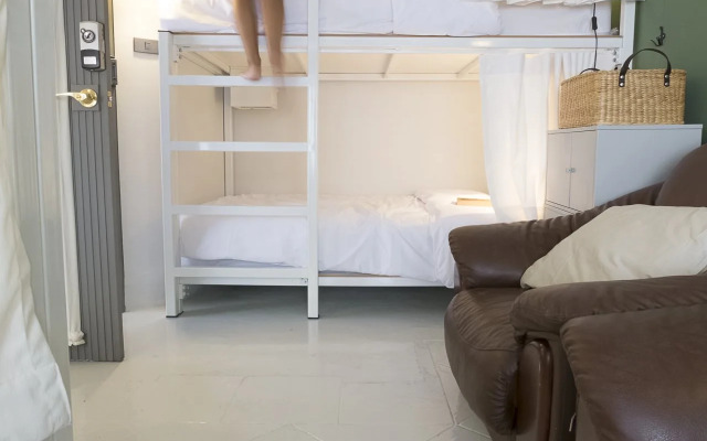 Weeping Willow Sukhumvit 26 – Hostel