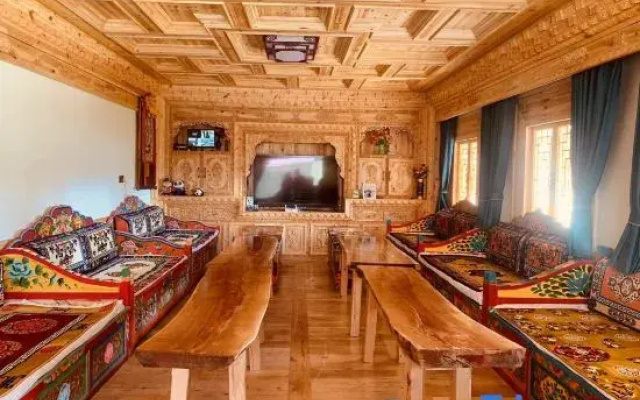 Maido Kangsang Homestay (Zhonglu Tibetan Village Scenic Area)