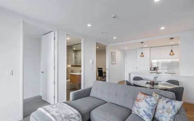 Stylish Apt+Balcony+Full Amenities Zodiak Stays