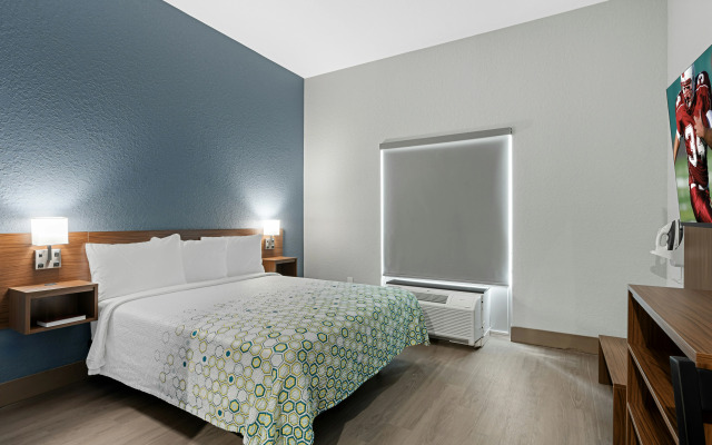 HomeTowne Studios by Red Roof Bradenton