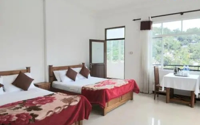 Ivy Banks Lake Round Hotel