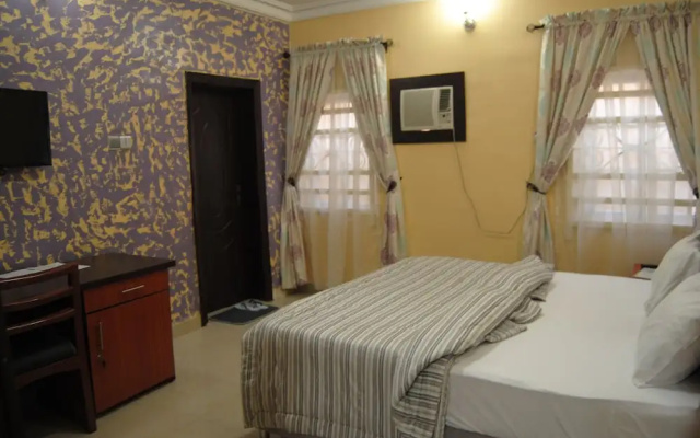 De Royal Legacy Hotel and Suites