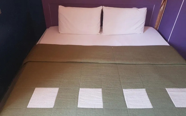 Franzy Suites And Lounge