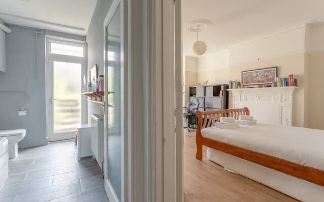 Отель 2 Bedroom Flat in North West London with Wifi комната для гостей