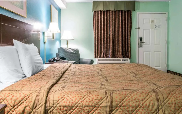 Econo Lodge Inn & Suites I-65