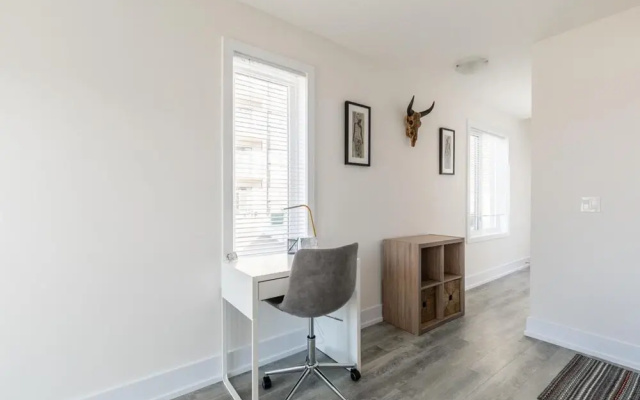 4BR 3BA Townhouse on Lake Ontario Free Parking Gym 4