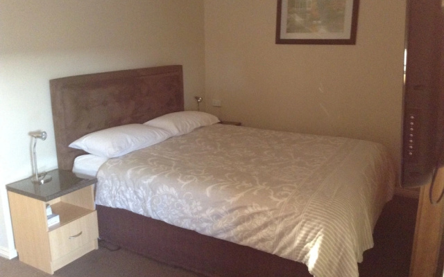 Ashton Townhouse Motel & Suites