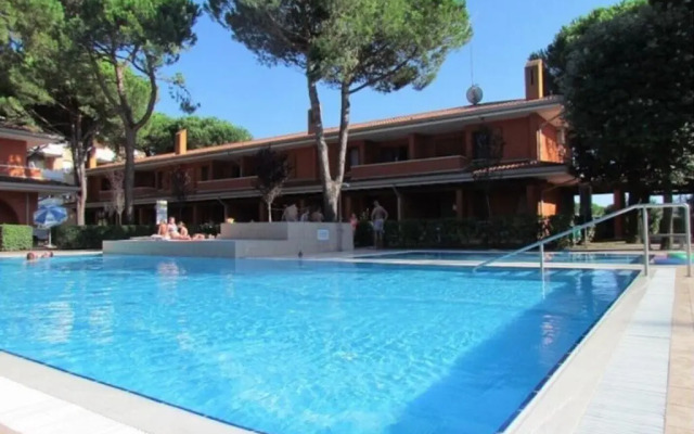 Flat in a Poolside Residence-beahost