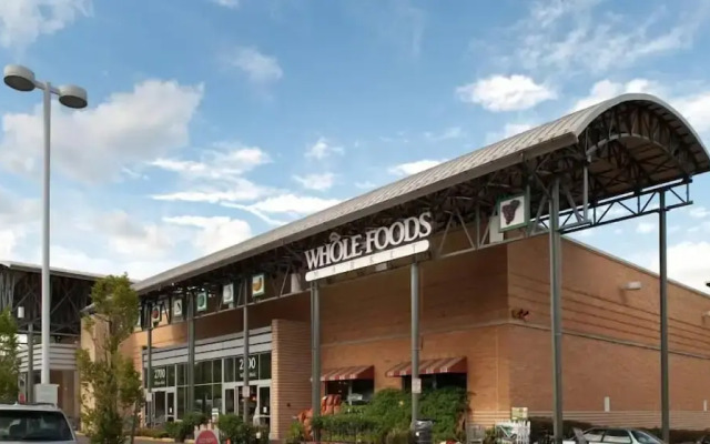 National at Clarendon Metro