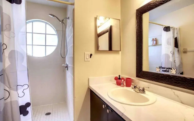 *Disney-15min away* Magical Mickey themed condo