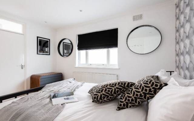 Отель The Kensington Palace Mews - Bright & Modern 6bdr House With Garage Лондон комната для гостей