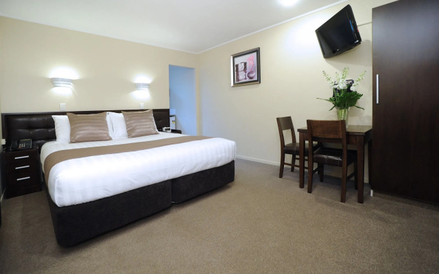 Tudor Court Motor Lodge