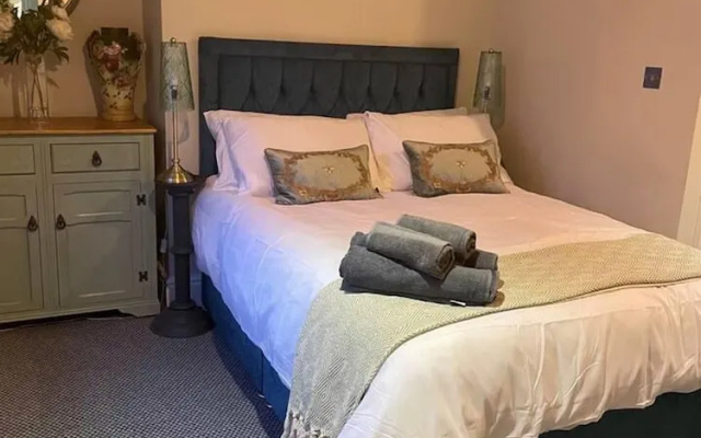 5 Bed House - Sleeps 12 - Pets - Parking
