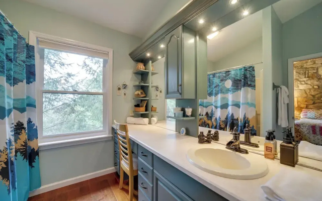 Robbinsville Vacation Rental w/ Covered Balcony
