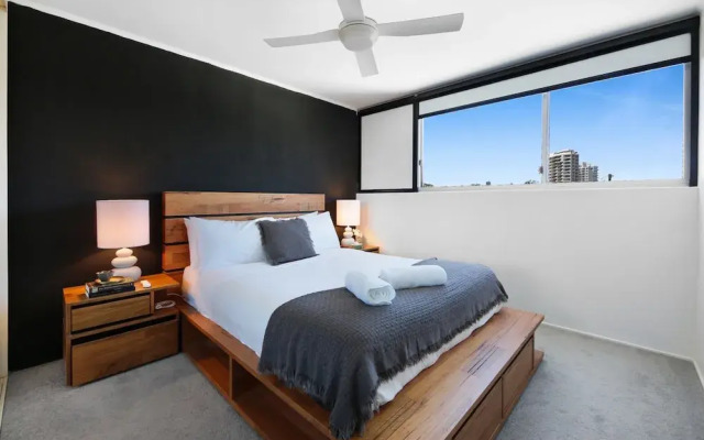 Stylish 2-bed in Surfers Paradise With River Views